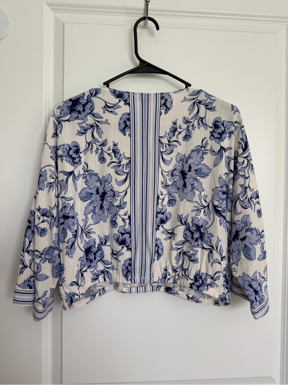 Rose & Olive Blue Floral V-Neck Button Front Women’s Cropped Top - Picture 4 of 4